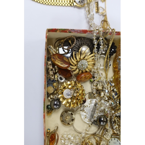 990 - Assorted costume jewellery and wrist watches, including an agate set brooch.