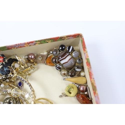 990 - Assorted costume jewellery and wrist watches, including an agate set brooch.