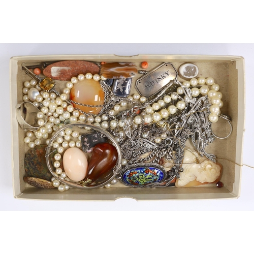 991 - Mixed jewellery etc. including a 15ct and opal pendant, an unmounted chalcedony intaglio, silver win... 