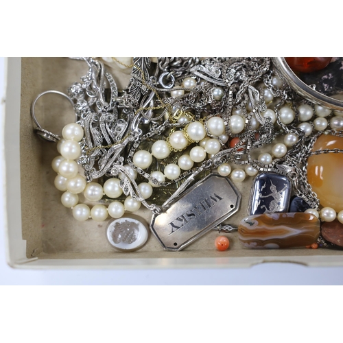 991 - Mixed jewellery etc. including a 15ct and opal pendant, an unmounted chalcedony intaglio, silver win... 