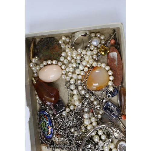 991 - Mixed jewellery etc. including a 15ct and opal pendant, an unmounted chalcedony intaglio, silver win... 