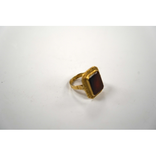 993 - A 14k and carnelian set ring, with pierced border and stone inscribed with Islamic script, size  O, ... 