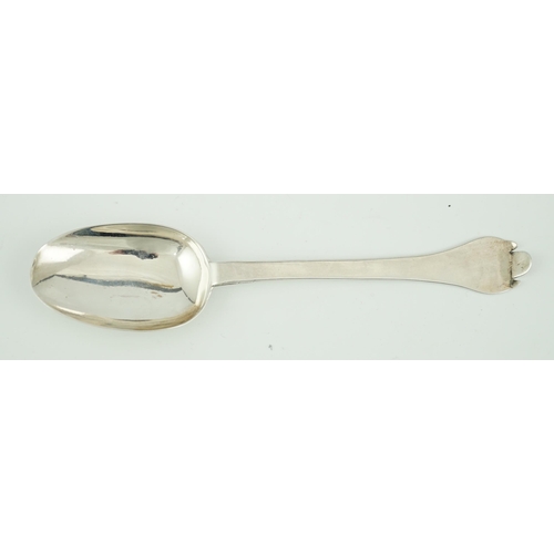 417 - A William III Scottish silver trefid spoon, with rat tail bowl, maker James Penman, assay master Joh... 