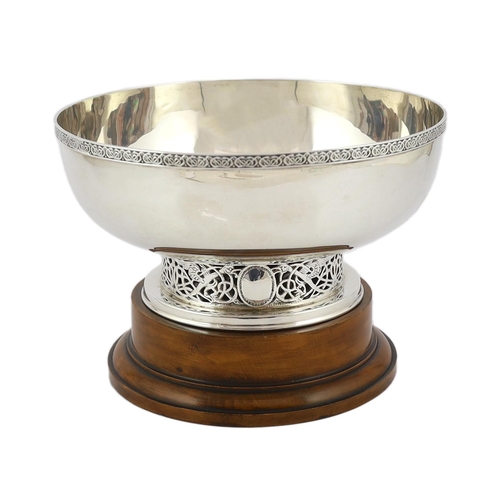 471 - A George V Arts & Crafts silver circular bowl, by W & C Sissons, with Celtic revival border, on a pi... 