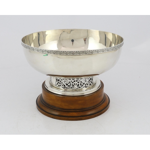 471 - A George V Arts & Crafts silver circular bowl, by W & C Sissons, with Celtic revival border, on a pi... 