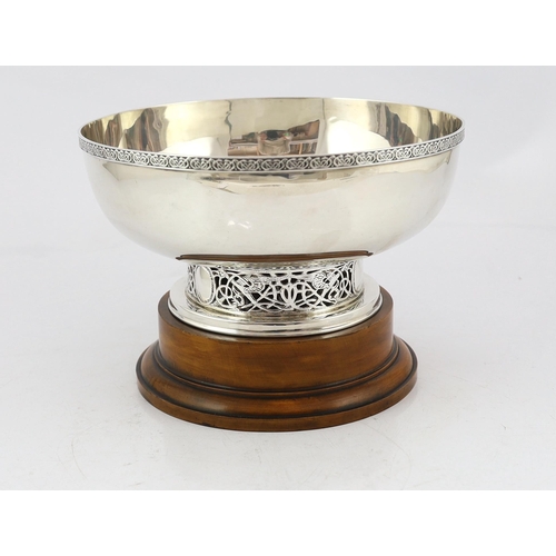 471 - A George V Arts & Crafts silver circular bowl, by W & C Sissons, with Celtic revival border, on a pi... 