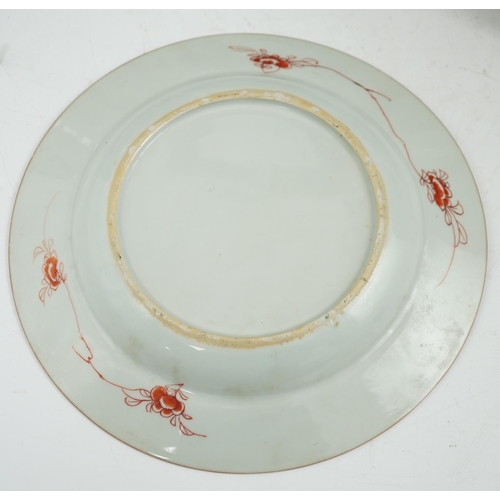 71 - A Chinese famille verte deer and crane dish and four matching plates, Kangxi period, each painted ... 
