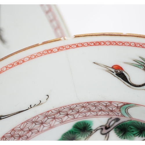 71 - A Chinese famille verte deer and crane dish and four matching plates, Kangxi period, each painted ... 