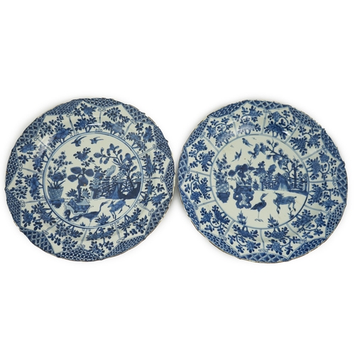 76 - A pair of Chinese blue and white garden dishes, Kangxi period, each painted to the centre with a d... 
