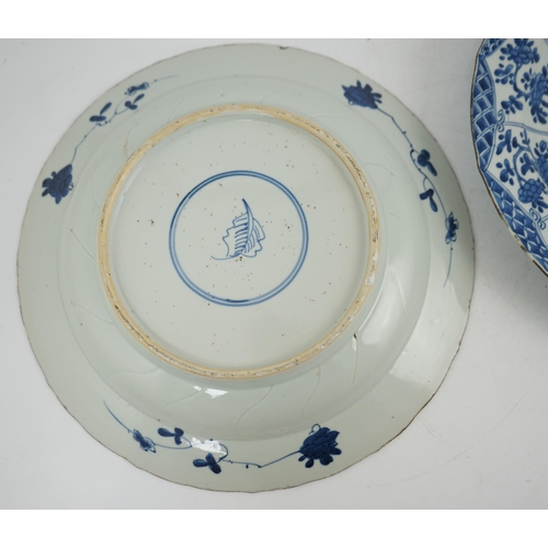 76 - A pair of Chinese blue and white garden dishes, Kangxi period, each painted to the centre with a d... 