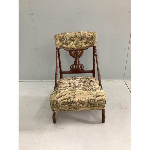 1092 - A Victorian walnut side chair, width 47cm, depth 48cm, height 76cm. Condition - fair