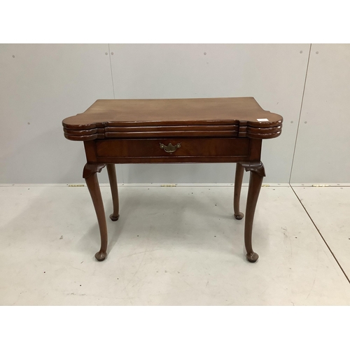 1114 - An 18th century mahogany double folding tea / card table, width 90cm, depth 45cm, height 74cm. Condi... 