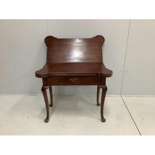 1114 - An 18th century mahogany double folding tea / card table, width 90cm, depth 45cm, height 74cm. Condi... 