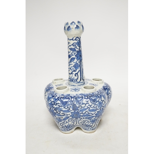 1265 - An early 20th century Chinese blue and white tulip vase, 24cm. Condition - good