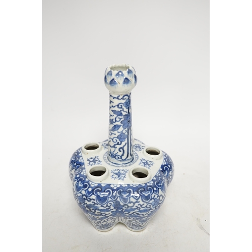 1265 - An early 20th century Chinese blue and white tulip vase, 24cm. Condition - good