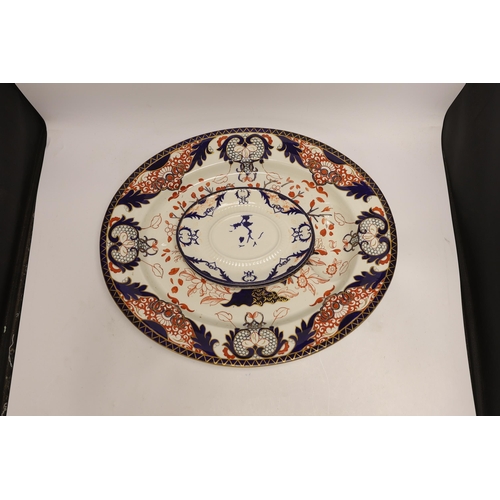 1300 - A Royal Crown Derby Japan pattern meat dish, together with three other, matching (4). Condition - fa... 