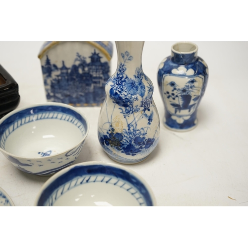 1362 - Chinese ceramics to include blue and white bowls and vases, largest 15cm wide. Condition - poor to f... 