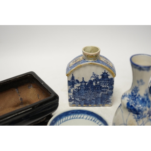 1362 - Chinese ceramics to include blue and white bowls and vases, largest 15cm wide. Condition - poor to f... 