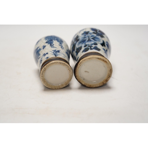 1411 - Chinese blue and white ceramics comprising crackle glaze vases and circular seal pots (4). Condition... 