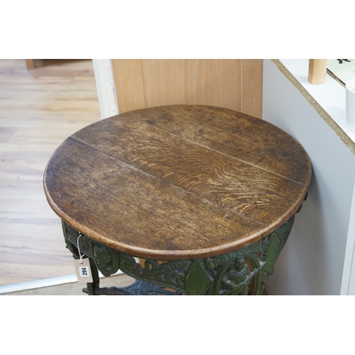 1294 - A rare early 20th century Boer War commemorative cast iron pub table, decorated with standing soldie... 