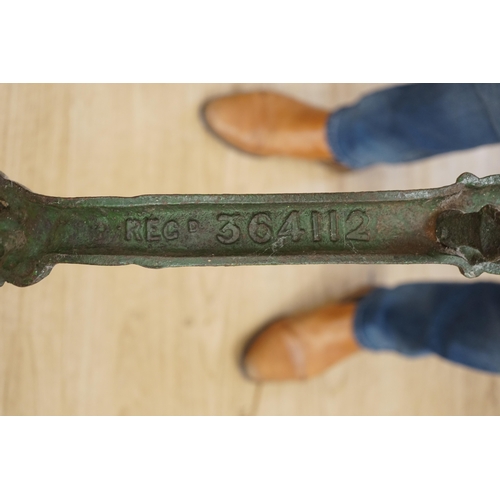 1294 - A rare early 20th century Boer War commemorative cast iron pub table, decorated with standing soldie... 