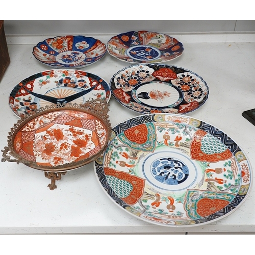 1315 - Five Japanese Imari dishes and a Kutani gilt metal mounted bowl, Meiji period, largest 35cm. Conditi... 