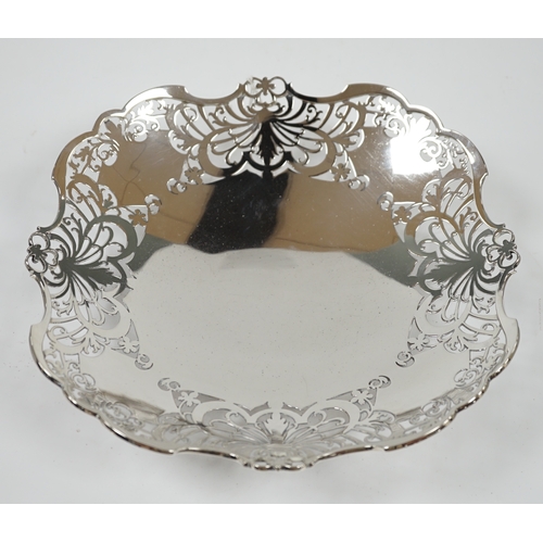 1846 - A George VI pierced silver shallow dish, by Collingwood & Sons Ltd, Sheffield, 1938, 23.3cm, 13.5 oz... 