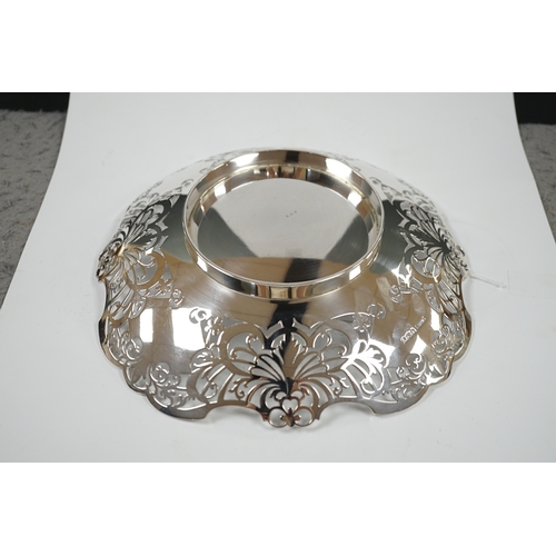 1846 - A George VI pierced silver shallow dish, by Collingwood & Sons Ltd, Sheffield, 1938, 23.3cm, 13.5 oz... 