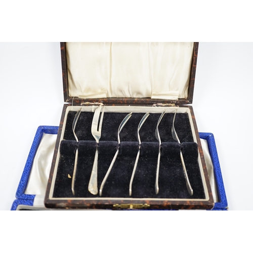 1847 - A George VI cased silver christening trio, Sheffield, 1946/7, a matched silver christening pair and ... 