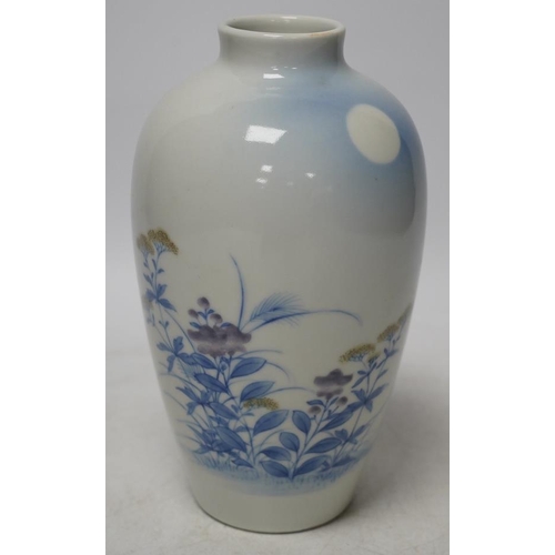 269 - A 20th century Japanese porcelain vase, 19cm high. Condition - fair to good