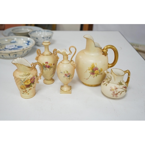 547 - Five Worcester blush ivory pots, shapes 1094, 1438, 1399, 1144 and 1652, tallest 18cm. Condition - g... 