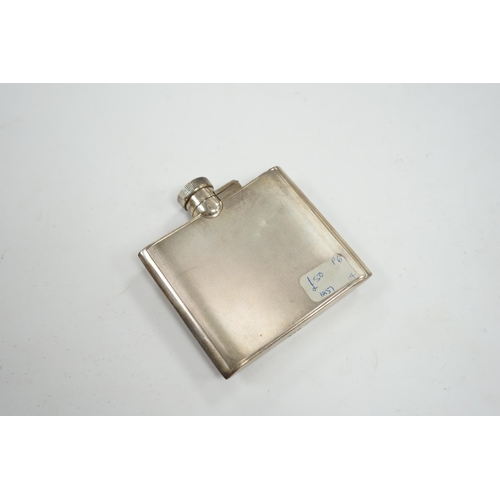 829 - A George VI engine turned silver hip flask, Goldsmiths & Silversmiths Co Ltd, London, 1937, 95mm. Co... 