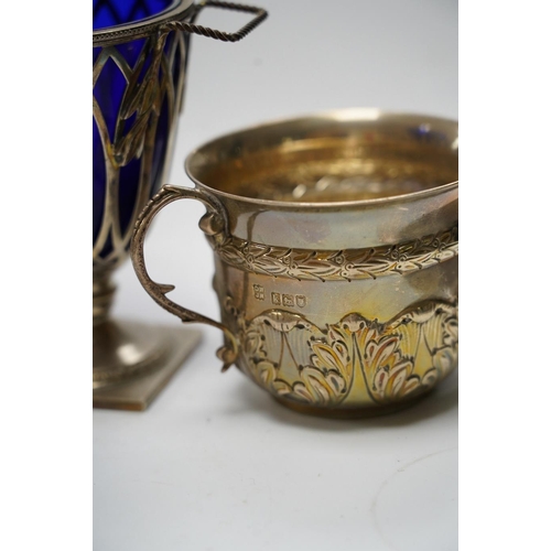 871 - An Edwardian repousse silver porringer, Daniel & John Welby, London, 1905, height 73mm, together wit... 