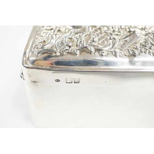 881 - An Edwardian silver trinket box, with repousse hinged cover, William Comyns, London, 1907, 11cm. Con... 