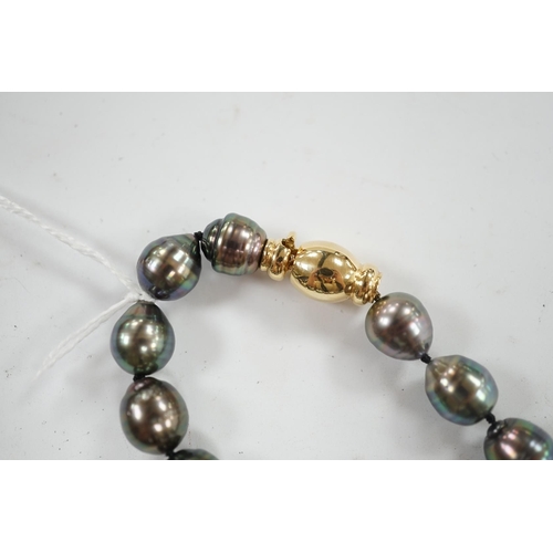 900 - A modern single strand Tahitian cultured baroque pearl necklace with 750 clasp, 44cm. Condition - fa... 