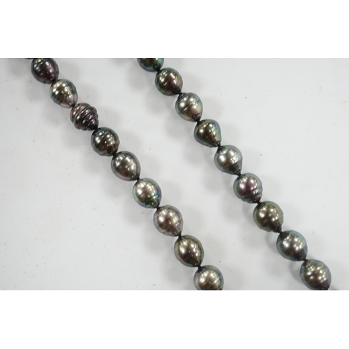 900 - A modern single strand Tahitian cultured baroque pearl necklace with 750 clasp, 44cm. Condition - fa... 