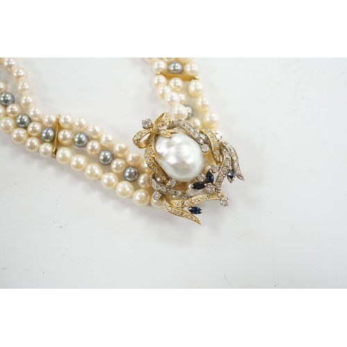 902 - A modern triple strand two colour cultured pearl necklace, with yellow metal clasp and detachable ye... 