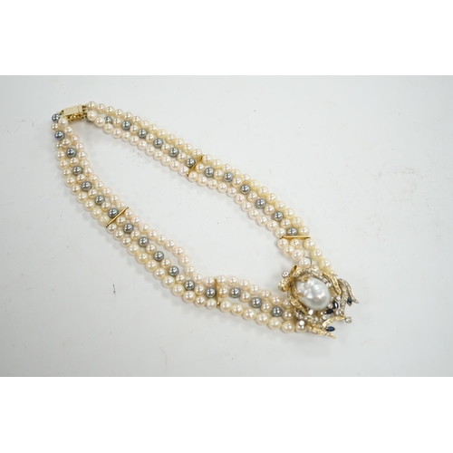 902 - A modern triple strand two colour cultured pearl necklace, with yellow metal clasp and detachable ye... 