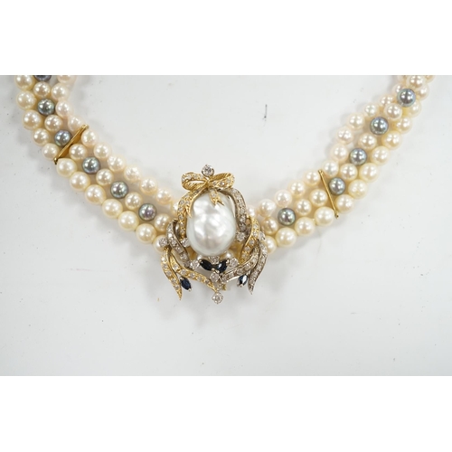 902 - A modern triple strand two colour cultured pearl necklace, with yellow metal clasp and detachable ye... 