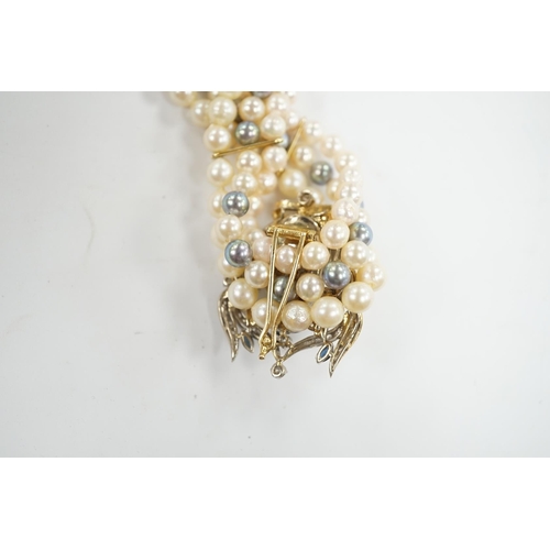 902 - A modern triple strand two colour cultured pearl necklace, with yellow metal clasp and detachable ye... 