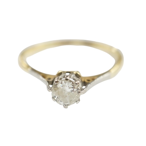 915 - An 18ct and solitaire diamond ring, size O, gross weight 2.3 grams. Condition - fair