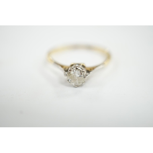 915 - An 18ct and solitaire diamond ring, size O, gross weight 2.3 grams. Condition - fair