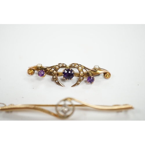 916 - An Edwardian 15ct and diamond set crossover bar brooch, 57mm, gross weight 3.9 grams, together with ... 