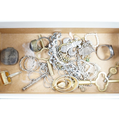 925 - A quantity of assorted costume jewellery, including a garnet set brooch and paste jewellery. Conditi... 