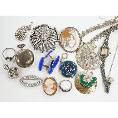 925 - A quantity of assorted costume jewellery, including a garnet set brooch and paste jewellery. Conditi... 