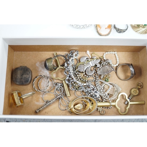 925 - A quantity of assorted costume jewellery, including a garnet set brooch and paste jewellery. Conditi... 