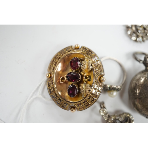 925 - A quantity of assorted costume jewellery, including a garnet set brooch and paste jewellery. Conditi... 