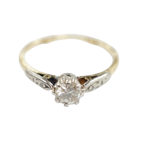 932 - An 18ct, plat and single stone diamond set ring, with diamond chip set shoulders, size O/P, gross we... 