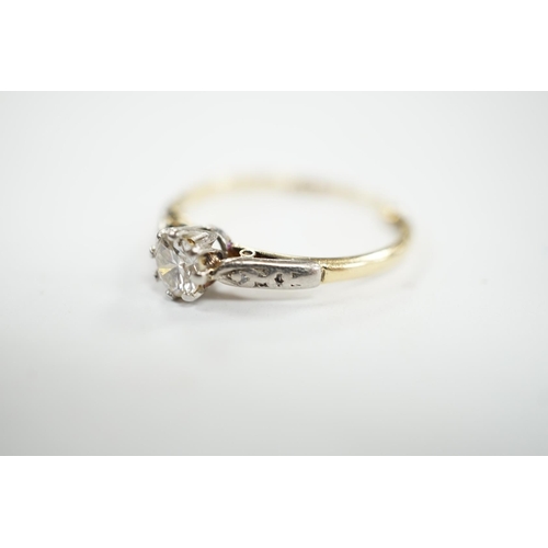 932 - An 18ct, plat and single stone diamond set ring, with diamond chip set shoulders, size O/P, gross we... 