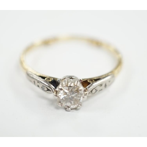 932 - An 18ct, plat and single stone diamond set ring, with diamond chip set shoulders, size O/P, gross we... 